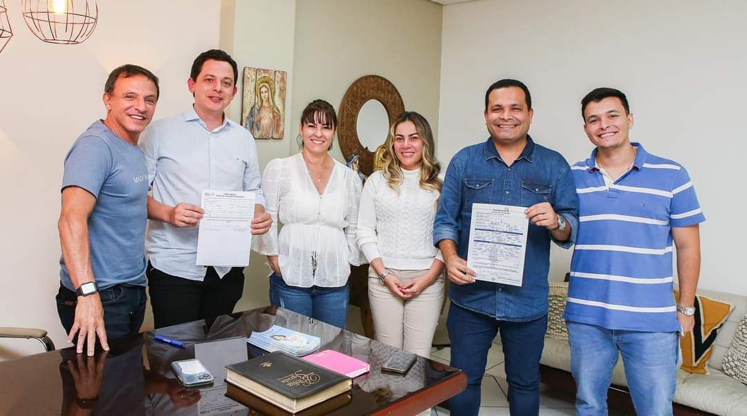 Ao lado da noiva petista, prefeita Fernanda Hassem, Israel Milani se filia ao Republicanos